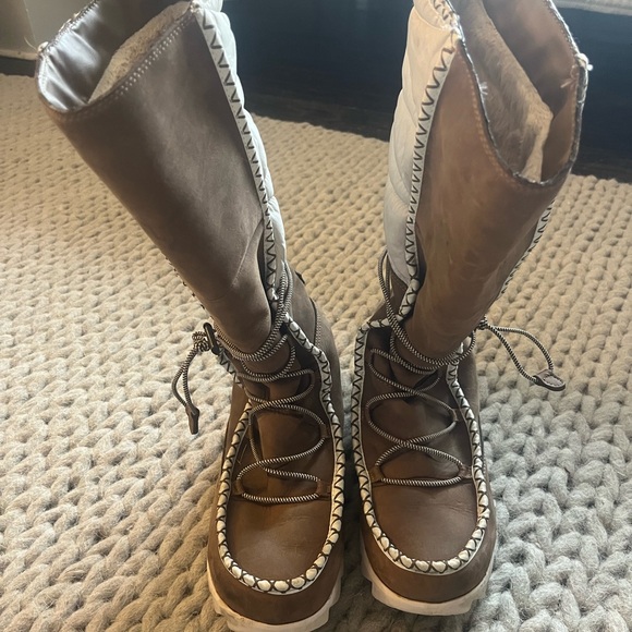 North Face Winter Boots - Picture 3 of 5